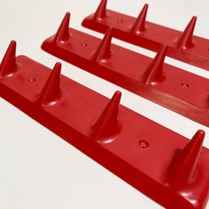 Vintage 3 red hangers , plastic hook rack 1970s image 7