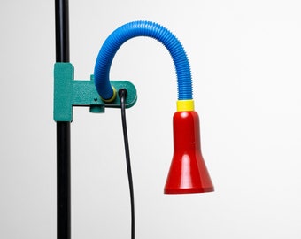 Memphis Style Schreibtischlampe von Realität Leuchten in den Farben gelb, rot, blau, grün, made in Germany.