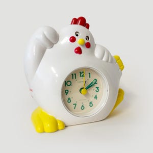 Könnte beinhalten: Ein Set aus drei Keramikbechern mit gesprenkelter, matter Oberfläche. Die Becher sind in Creme-, Hellgrau- und Dunkelgrautönen gehalten. Jeder Becher hat ein schlichtes, minimalistisches Design, ideal für Kaffee oder Tee.