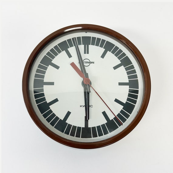 Raro y pequeno reloj de pared polaco de plastico Predom Metron de los anos 80 Etsy Espana