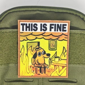Dies ist ein „Fine Dog“-Meme-Aufnäher mit Klettverschluss.