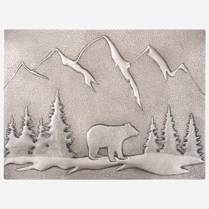 Arte de azulejos contra salpicaduras grises Elegancia gris Arte rústico de pared de metal con oso y bosque de pinos para cocina y hogar imagen 1