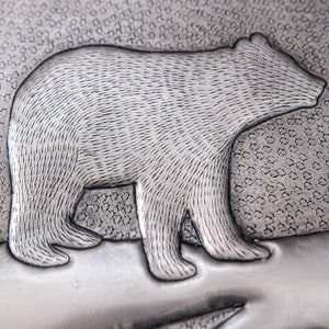 Arte de azulejos contra salpicaduras grises Elegancia gris Arte rústico de pared de metal con oso y bosque de pinos para cocina y hogar imagen 7
