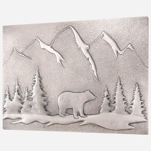 Arte de azulejos contra salpicaduras grises Elegancia gris Arte rústico de pared de metal con oso y bosque de pinos para cocina y hogar imagen 3
