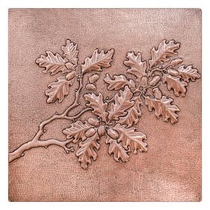Può includere: Una piastrella da parete in metallo color rame con un design in rilievo di un ramo di quercia con foglie e ghiande.