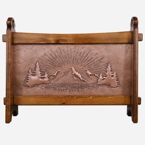 Mampara para chimenea de cobre y madera con escena de montaña