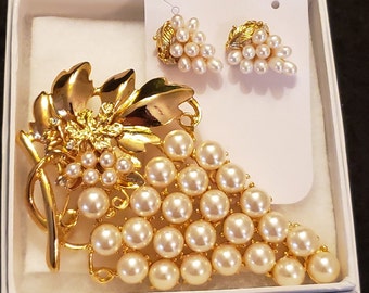 STUNNING Grape Cluster Faux Pearl, Rhinestone and Gold Tone Vintage Brooch with Matching Pierced Earrings