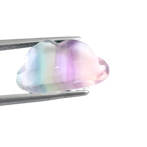 Peut inclure: Une pierre précieuse en forme de nuage, translucide et multicolore. Elle présente des bandes de violet, rose, vert et blanc. Tenue par une pince argentée, la pierre est probablement un élément décoratif ou un composant de bijou.
