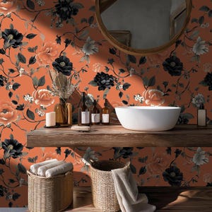 Op de afbeelding: Een rustiek houten bord met de tekst "Welcome to our home" in witte letters. Het bord heeft een verweerde afwerking en een eenvoudig, uitnodigend ontwerp, perfect voor een veranda of entree.