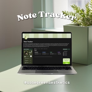 Puede incluir: Un ordenador portátil que muestra un sitio web llamado "Note Tracker" con un esquema de color verde y negro. El sitio web presenta una lista de reproducción de música, notas y cuadernos. El portátil está sobre una superficie verde claro con una planta verde en maceta en el fondo. El texto "@sagegreenaesthetic" se muestra debajo del portátil.