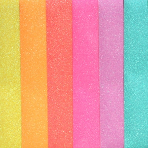 Puede incluir: Una colecci&oacute;n de nueve tiras de papel con brillantina en varios colores, incluyendo blanco, amarillo, naranja, rosa, morado, azul y verde.