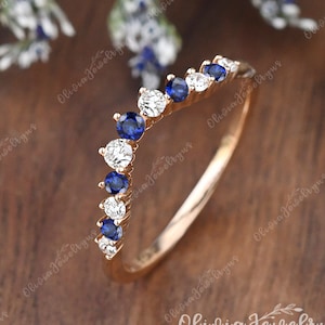 Anillo de bodas curvo de zafiro de laboratorio para mujer, oro rosa, media eternidad, moissanita y zafiro, anillo de bodas a juego, delicado anillo apilable.