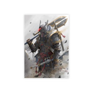 Peut inclure: Illustration d'un guerrier samouraï en armure noire et dorée, tenant un katana et une grande arme sur son épaule. Le casque du guerrier a une visière rouge. L'arrière-plan est une scène enfumée, évoquant une bataille.