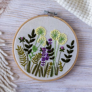 Borduurpatroon met wilde bloemen, trendy borduurontwerpen, vintage-geïnspireerd bloemenborduurpatroon