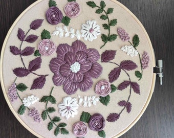 ライラックリースの手刺繍パターン、紫色のライラックの花のデザイン
