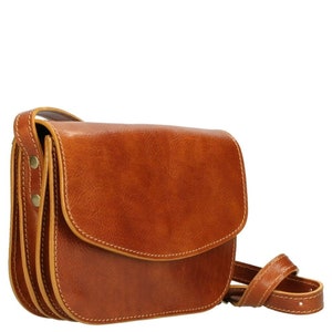 Sac bandoulière pour femme en cuir italien avec 2 compartiments, 1 poche extérieur et fermeture à rabat avec bouton pression – Camilla