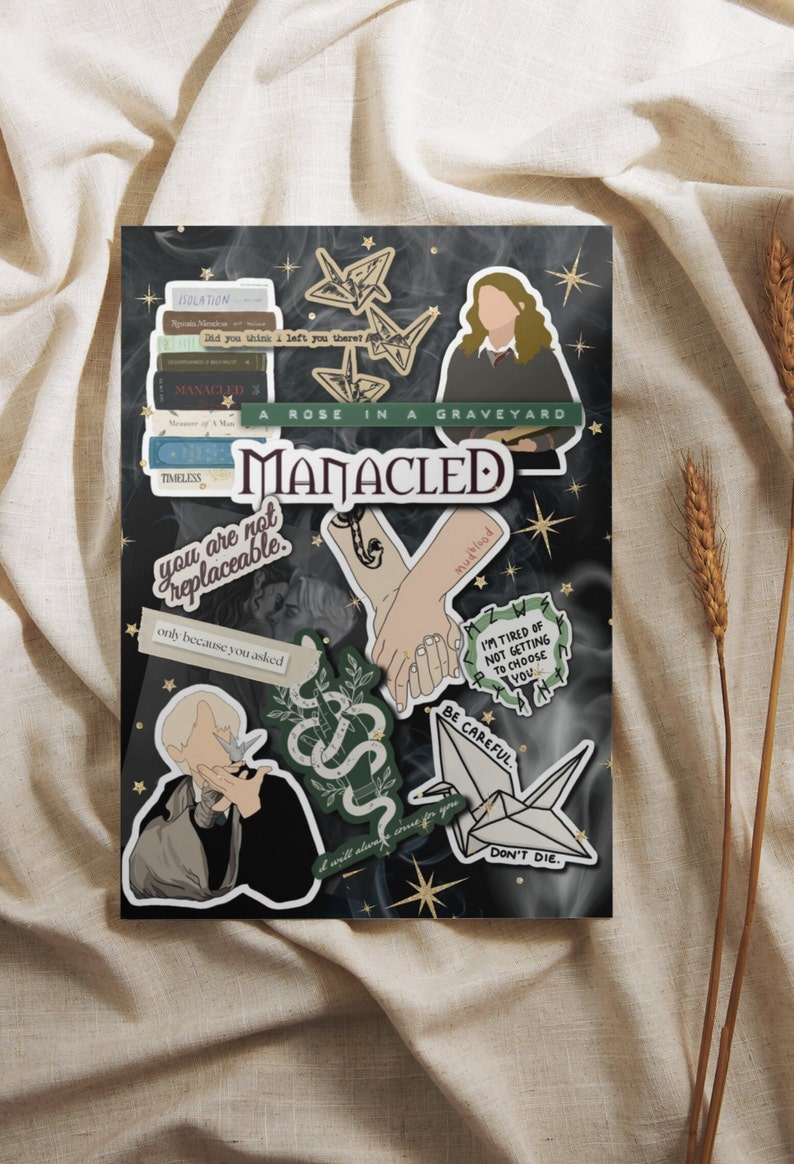 K&ouml;nnte beinhalten: Ein Satz Aufkleber mit Illustrationen einer Schlange, einer Hand, die eine andere Hand h&auml;lt, einer Person mit einem Vogel, einem gefalteten Papierkranich und einem Stapel B&uuml;cher. Die Aufkleber haben Text, der "Manacled", "A Rose in a Graveyard", "You are not replaceable", "Mudblood", "I'm tired of not getting to choose you", "Be careful", "Don't die", "I will allow a curse for you", und "Only because you asked" lautet.