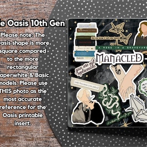 K&ouml;nnte beinhalten: Ein Schwarzwei&szlig;bild eines Kindle Oasis 10. Generation E-Readers mit verschiedenen Aufklebern. Die Aufkleber zeigen Texte wie "Manacled", "You are not replaceable", "A Rose in a Graveyard" und "Be Careful".