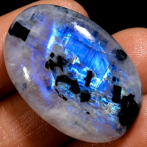 Pietra di luna arcobaleno naturale di alta qualità con tormalina nera visibile, cabochon di pietra di luna bianca fuoco blu, regalo per lei, tormalina pietra di luna