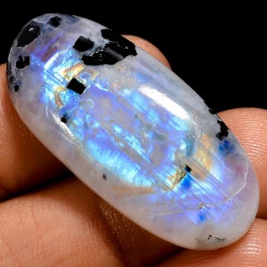 Pietra preziosa naturale di pietra di luna arcobaleno tormalinata, pietra di luna arcobaleno fuoco blu con tormalina nera visibile, cabochon di tormalina pietra di luna