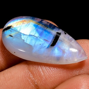 Pierre de lune arc-en-ciel naturelle de qualité supérieure avec tourmaline noire visible, cabochon de pierre de lune blanche bleu feu, cadeau pour elle, tourmaline pierre de lune