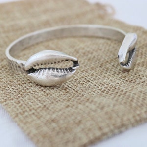 Cowrie Adjustable Bracelet, Brass Cowrie Bracelet, Cowries Shell Cuff Bracelet, Sea Shell Cuff, Gift for Her, Gift Idea, 1 Pcs, Z27