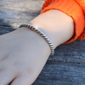Twisted Silver Bangle, Stackable Silver Tone Bangle, Open Bangle Cuff Bracelet, Minimalist Twist Cuff Bracelet, Boho Cuff Bangles Jewelry bild 5