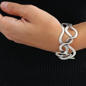Twister Bangle Bracelet, Silver Open Cuff Bracelet, Wide Swirl Cuff Bracelet, Large Ethnic Bracelet, Antique Silver Plated Bracelet bild 10