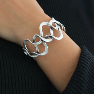 Twister Bangle Bracelet, Silver Open Cuff Bracelet, Wide Swirl Cuff Bracelet, Large Ethnic Bracelet, Antique Silver Plated Bracelet bild 9