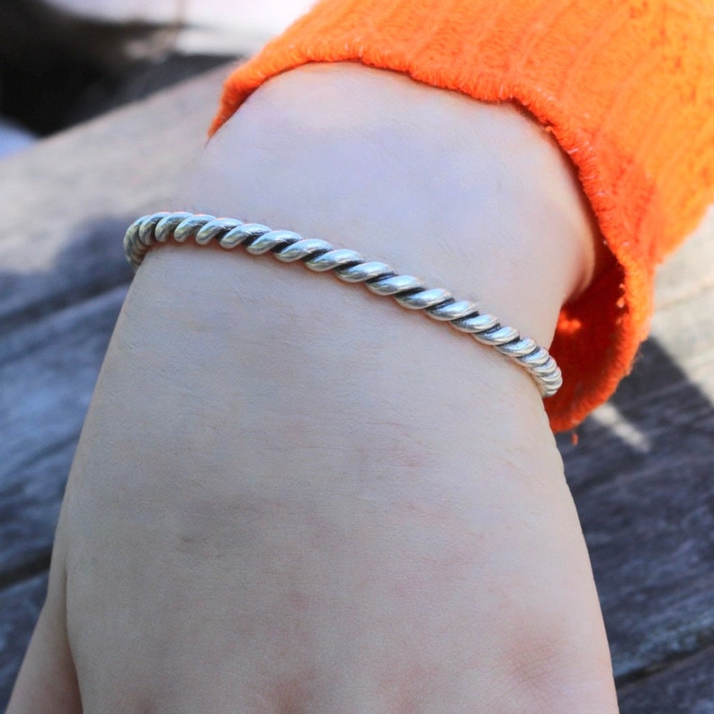 Twisted Silver Bangle, Stackable Silver Tone Bangle, Open Bangle Cuff Bracelet, Minimalist Twist Cuff Bracelet, Boho Cuff Bangles Jewelry bild 10