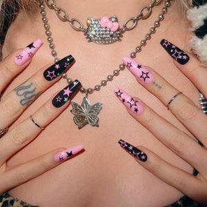 SCENE QUEEN Long Coffin Baby Pink and Black Press-On Nails With Star Designs