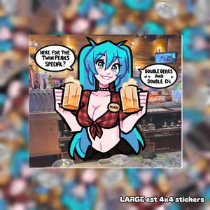 Puede incluir: Una pegatina con una chica de anime de dibujos animados con cabello azul que lleva una camisa a cuadros rojos y negros y sostiene dos cervezas. La pegatina tiene el texto "Here for the Twin Peaks Special?" y "Double Beers and Double D's".