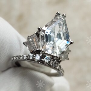2.5CT カイト/ロゼンジカットダイヤモンド、テーパードバゲットとラウンドアクセントストーン付き、スターリングシルバーメタル