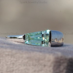 Anillo con engaste biselado de diamante verde cultivado en laboratorio, talla baguette cónica, oro blanco de 14 quilates, alianza de boda moderna.