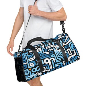 Robuste „Blue Vortex“-Reisetasche – abstraktes Trippy-Muster in Hellblau und Weiß – perfekt für alle Gelegenheiten von Ink Tote Art