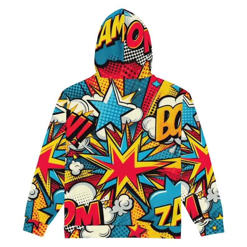 Puede incluir: Una sudadera con capucha amarilla, azul, roja y negra con un estampado de c&oacute;mic con palabras como "BAM", "BOOM" y "POW".