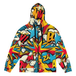 Puede incluir: Una sudadera con capucha de cremallera amarilla, roja, azul y negra con un patr&oacute;n de c&oacute;mic. El patr&oacute;n presenta palabras como "WOW", "BAM" y "ZA", junto con estrellas y rayos.