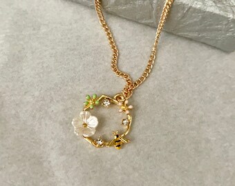 Flower \u0026 Bee Charm Necklace | Cute Gold Necklace | Dainty Minimalist Floral Necklace | Gift for Her | Flower Jewelry
