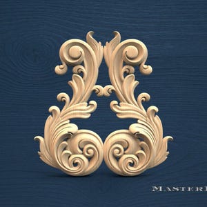 Peut inclure: Une sculpture en bois de couleur claire présentant des volutes ornementales symétriques et des motifs de feuilles d'acanthe. Le design se compose de deux sections en miroir avec des lignes courbes fluides et des détails complexes. Le texte MASTERBUK est visible en bas à droite.