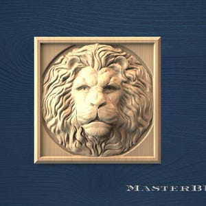 Può includere: Intaglio in legno dettagliato di una testa di leone, centrato all'interno di una cornice quadrata. La criniera del leone è intagliata in modo intricato e il volto ha un'espressione seria. Il testo "MASTERBUK" è in basso.