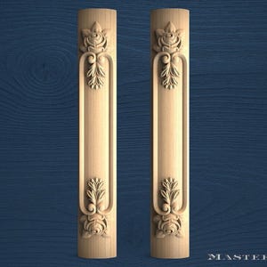 Set aus 2 dekorativen, unbemalten Holzsäulen mit floralen Schnitzereien, geeignet für Möbel, Türrahmen oder Kaminverkleidungen.