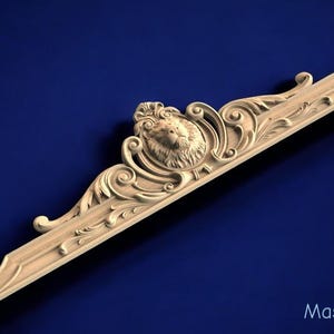 Incrustación de madera con cabeza de león, aplique tallado, decoración horizontal sobre puerta, talla ornamentada de león, aplique de madera con hojas.