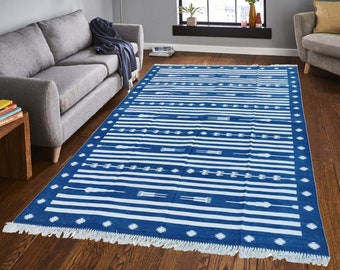 Tapis Dhurrie à rayures bleues et blanches : tissage à plat en coton tissé à la main