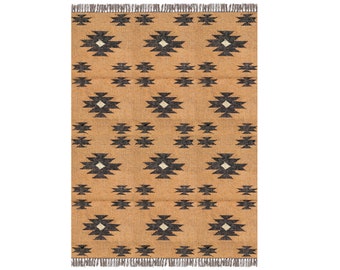Puede incluir: Una alfombra de área de color marrón claro y negro con un patrón geométrico. La alfombra tiene un borde de flecos.