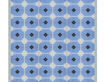 Puede incluir: Una alfombra rectangular con un patrón repetitivo de octágonos azules y cuadrados blancos. Cada octágono azul contiene una pequeña cruz marrón. La alfombra tiene un borde azul claro.