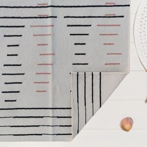Modern Handmade Cotton Area Rug Flat Weave Natural Vegetable Dyed Premium White Striped Indian Dhurrie Reversible Striped Tapestry
