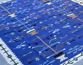 1500 jaar oud Dhrurie-Indiaas 'Roemenië'-patroon handgeweven traditioneel blauw platgeweven katoenen kelimtapijt met bloemen