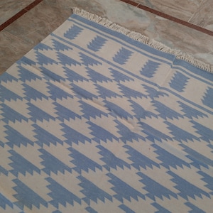 Modern Handmade Cotton Area Rug Natural Vegetable Dyed Light Blue And White Indian Dhurrie Rug Reversible Eco Friendly Kilims Wall Tapestry