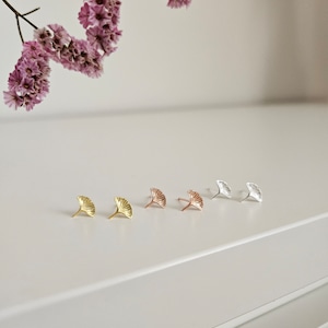 Ginkgo leaf-shaped earrings in 925 silver. Small and minimal earrings