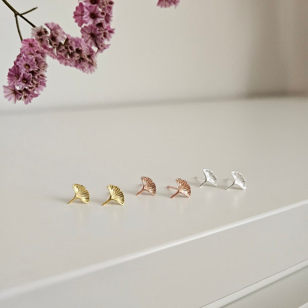 Ginkgo leaf-shaped earrings in 925 silver. Small and minimal earrings